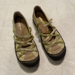 J-41 Shoes (New) Style: Romance Color: Pistachio Size:8.5